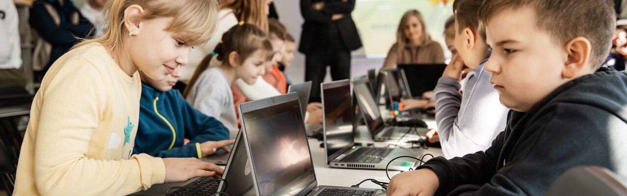 Kinder in einer Schule beim Online-Kurs.