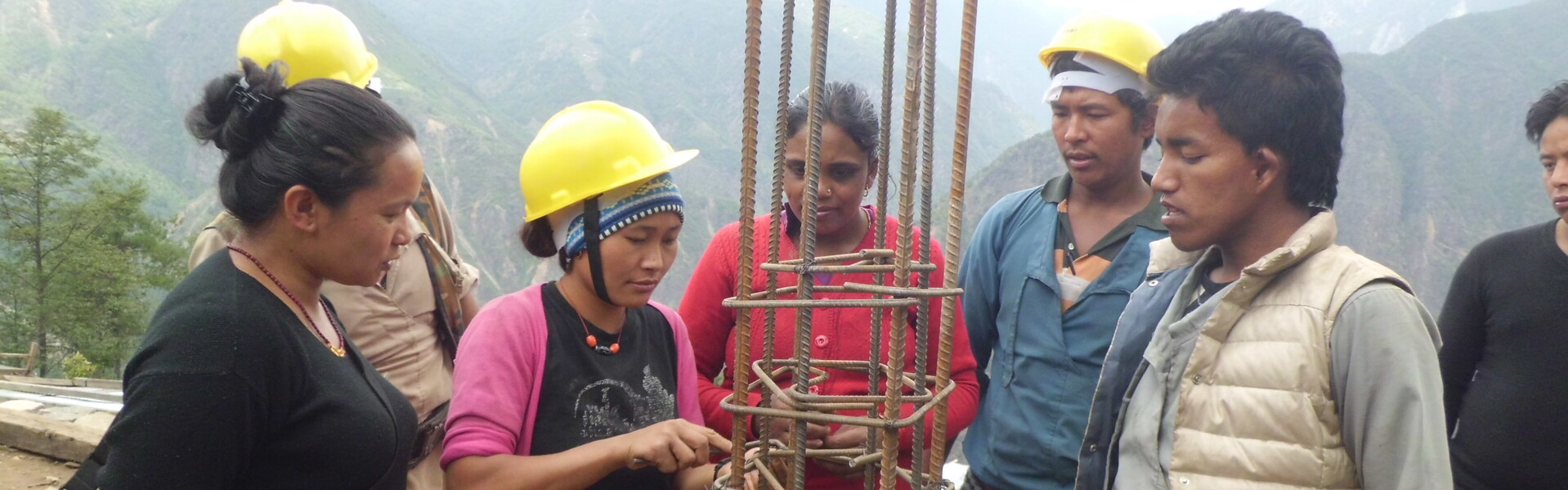 Bauleiterin von CARE zeigt, auf was beim Wiederaufbau in Nepal geachtet werden muss.    