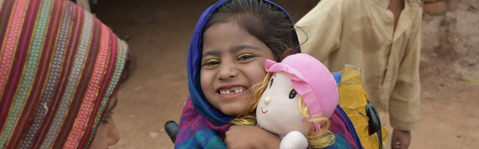 Samina aus Pakistan besucht eine Kindergruppe von Handicap International