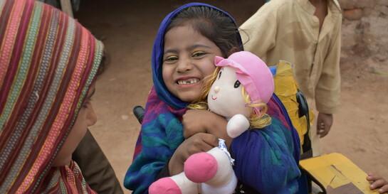 Samina aus Pakistan besucht eine Kindergruppe von Handicap International