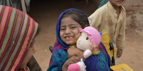 Samina aus Pakistan besucht eine Kindergruppe von Handicap International