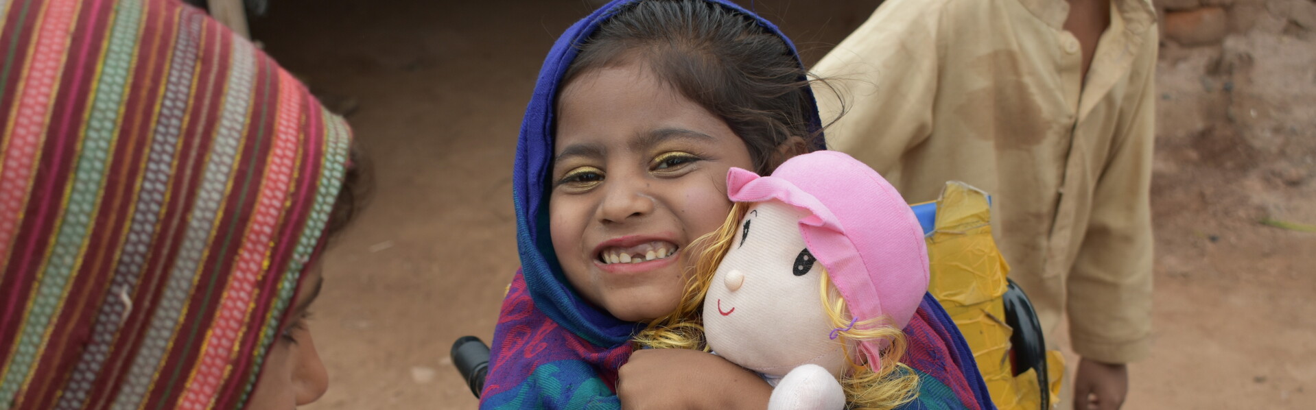 Samina aus Pakistan besucht eine Kindergruppe von Handicap International