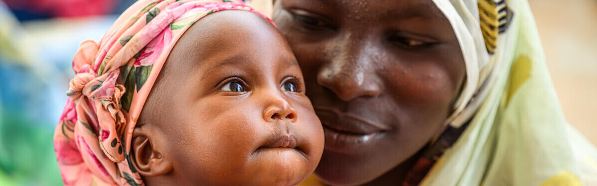 Frau mit Baby aus dem Sudan, geflohen in den Tschad 