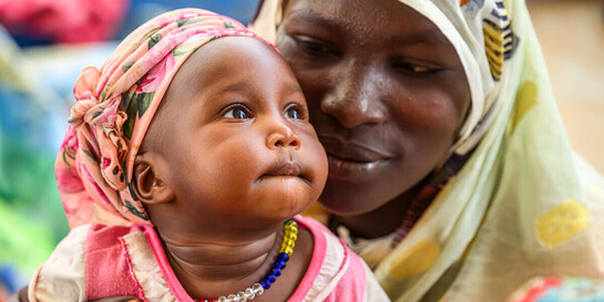 Frau mit Baby aus dem Sudan, geflohen in den Tschad 