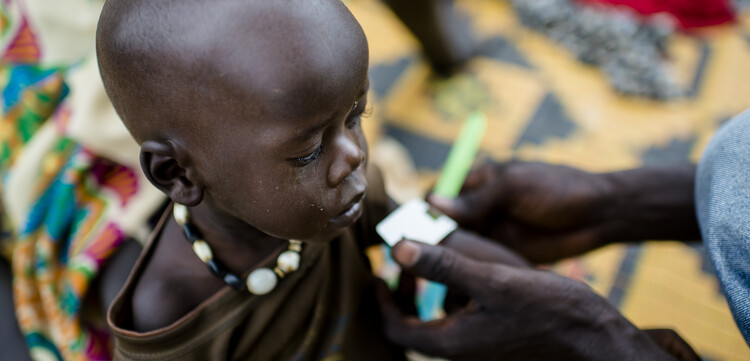 Ein Kind erhält medizinische Hilfe im Südsudan. Ein Kind erhält medizinische Hilfe im Südsudan.