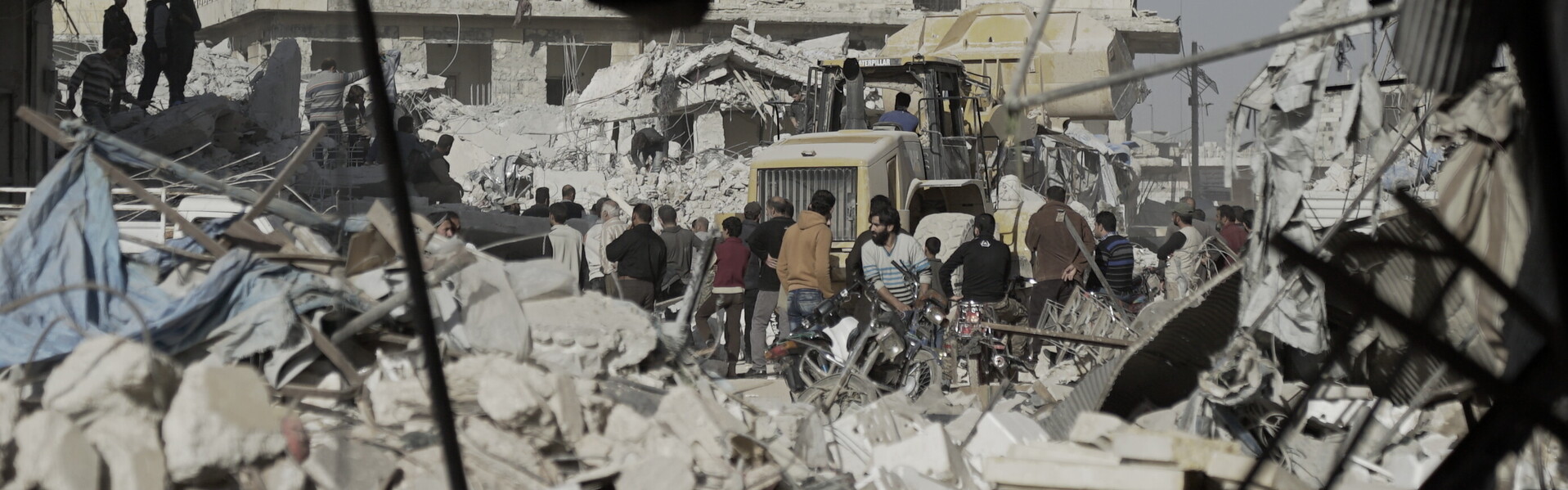 Menschen inmitten von Trümmern in Idlib, Syrien