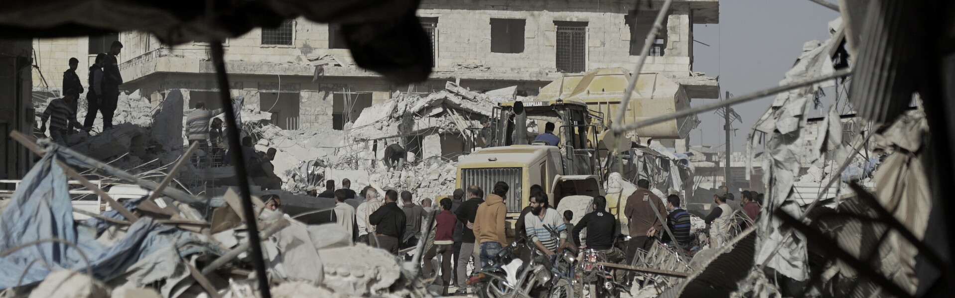 Menschen inmitten von Trümmern in Idlib, Syrien