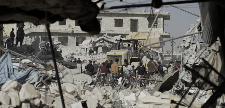 Menschen inmitten von Trümmern in Idlib, Syrien Menschen inmitten von Trümmern in Idlib, Syrien
