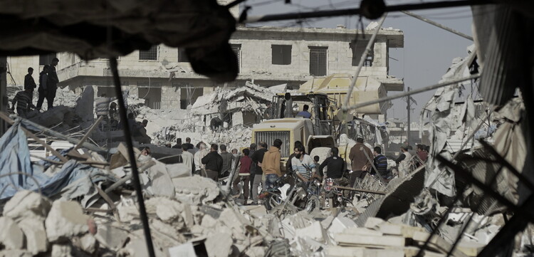 Menschen inmitten von Trümmern in Idlib, Syrien