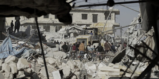 Menschen inmitten von Trümmern in Idlib, Syrien