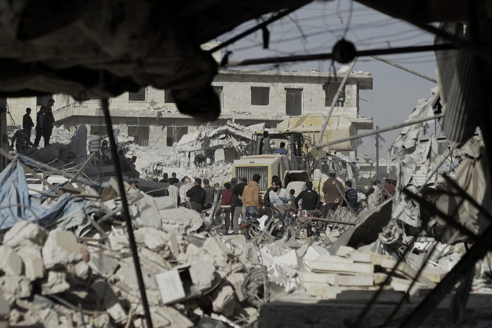 Menschen inmitten von Trümmern in Idlib, Syrien