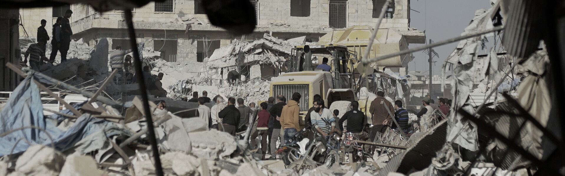 Menschen inmitten von Trümmern in Idlib, Syrien