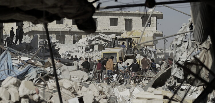 Menschen inmitten von Trümmern in Idlib, Syrien