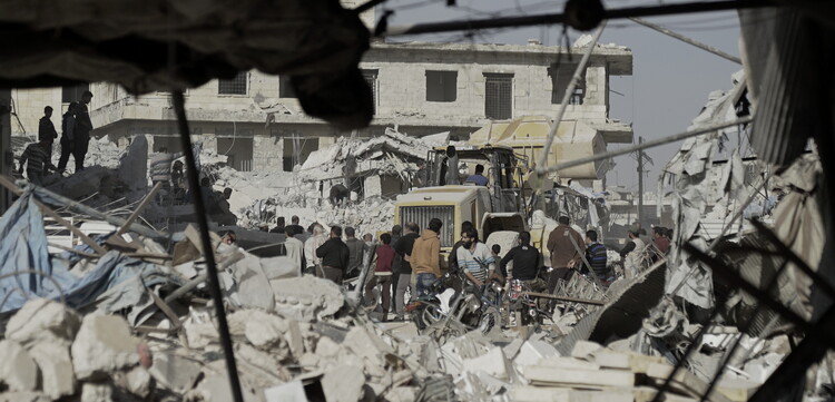 Menschen inmitten von Trümmern in Idlib, Syrien Menschen inmitten von Trümmern in Idlib, Syrien