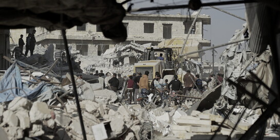 Menschen inmitten von Trümmern in Idlib, Syrien