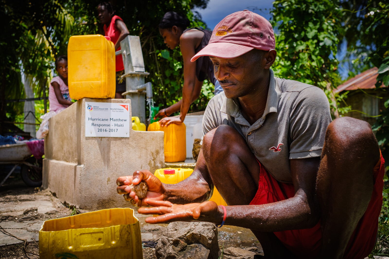 Filteranlagen, wie hier in Haiti, säubern das Wasser und helfen, Krankheiten vorzubeugen