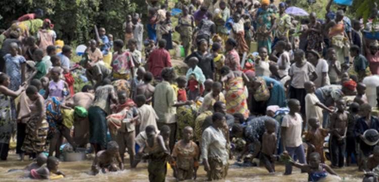 Kongo: Kinder baden im Fluss