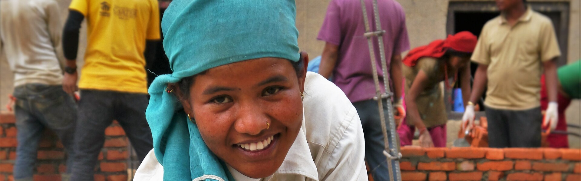 Sharada ist die erste zertifizierte Maurerin Pipaltars in Nepal