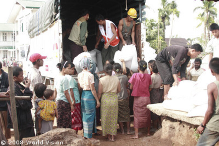 Zyklon Myanmar:Ausgabe von Reis