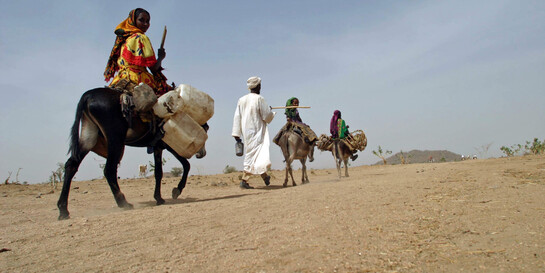 Menschen im Sudan verlassen ihre Heimat auf Eseln