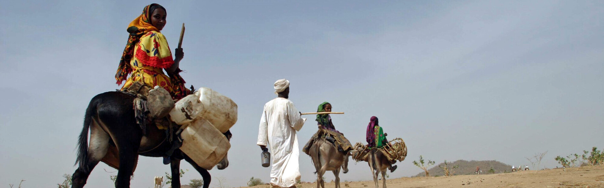 Menschen im Sudan verlassen ihre Heimat auf Eseln
