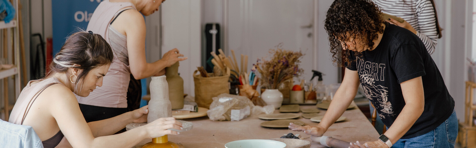 Frauen, die bei einem Kreativ-Workshop töpfern.