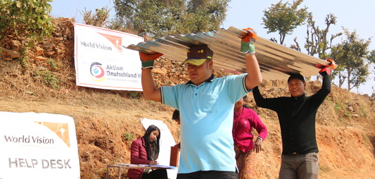 Menschen in Nepal tragen Baumterial nach dem Erdbeben für den Wiederaufbau.