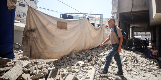 Ein Mann im zerstörten Gazastreifen