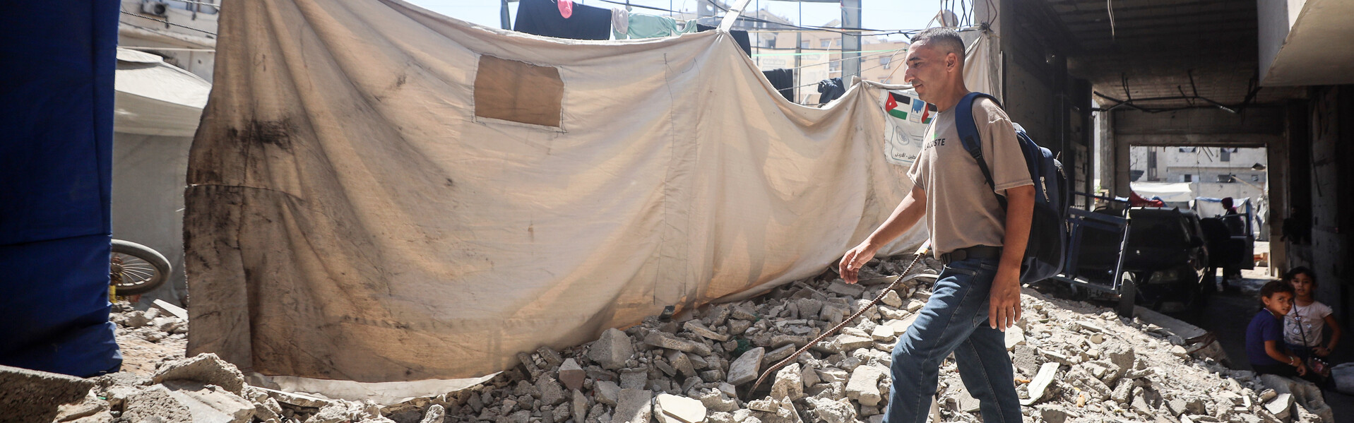 Ein Mann im zerstörten Gazastreifen