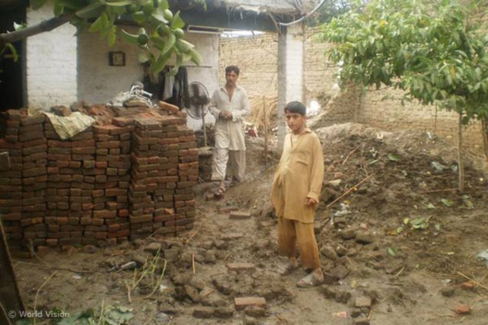 Flut Pakistan: Aufgestapelte Ziegelsteine