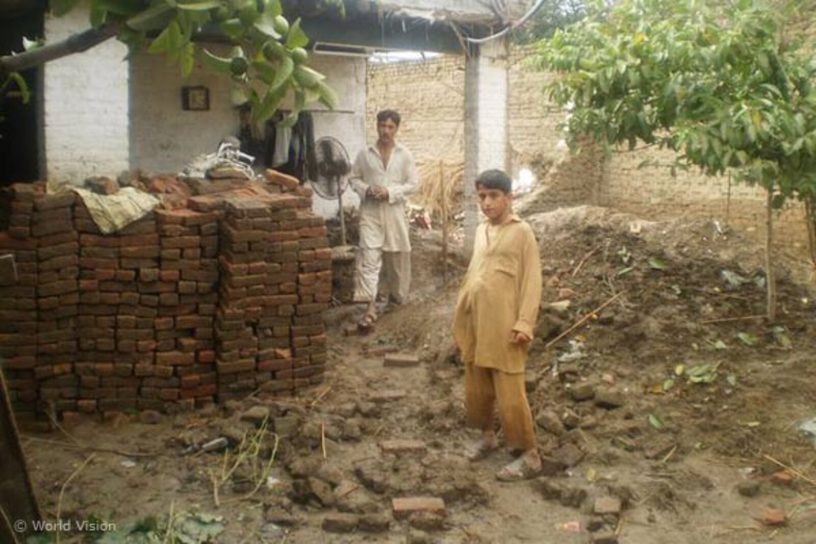 ziegelsteine Flut Pakistan: Aufgestapelte Ziegelsteine