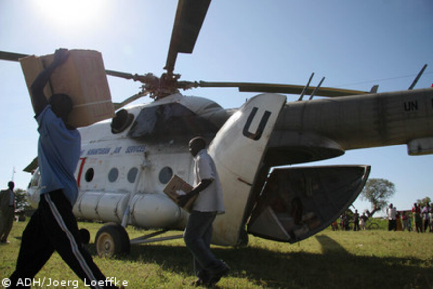 Flut Afrika, Hubschrauber, der gerade entladen wird