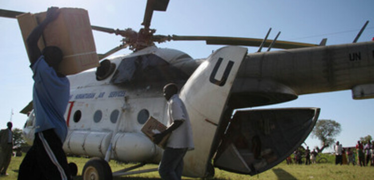 Flut Afrika, Hubschrauber, der gerade entladen wird