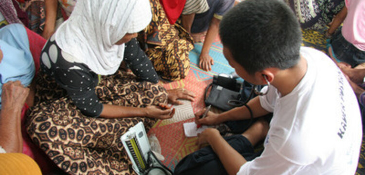 Tsunami-Hilfe Indonesien: Arzt schreibt für Patientin ein Rezept