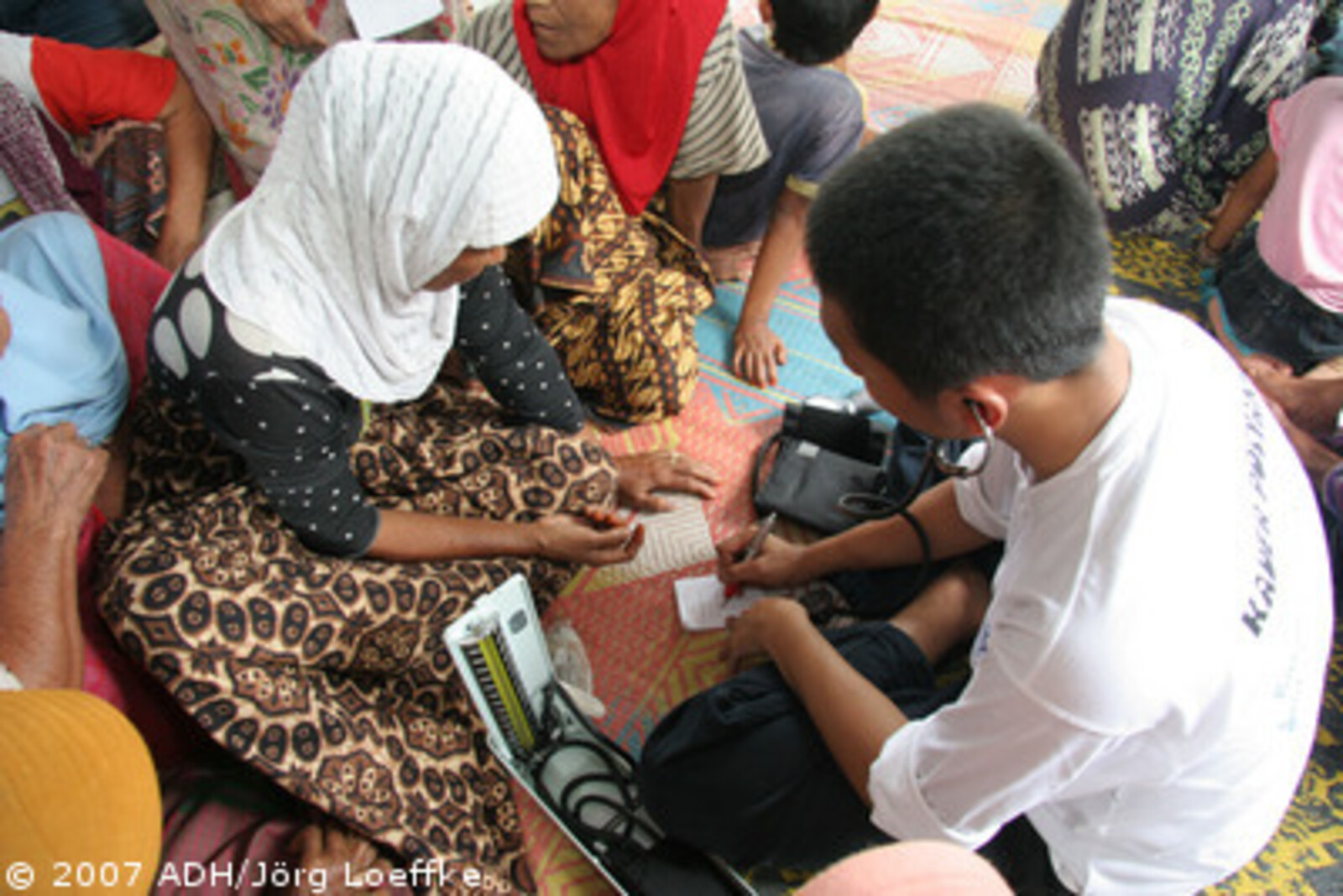 Tsunami-Hilfe Indonesien: Arzt schreibt für Patientin ein Rezept
