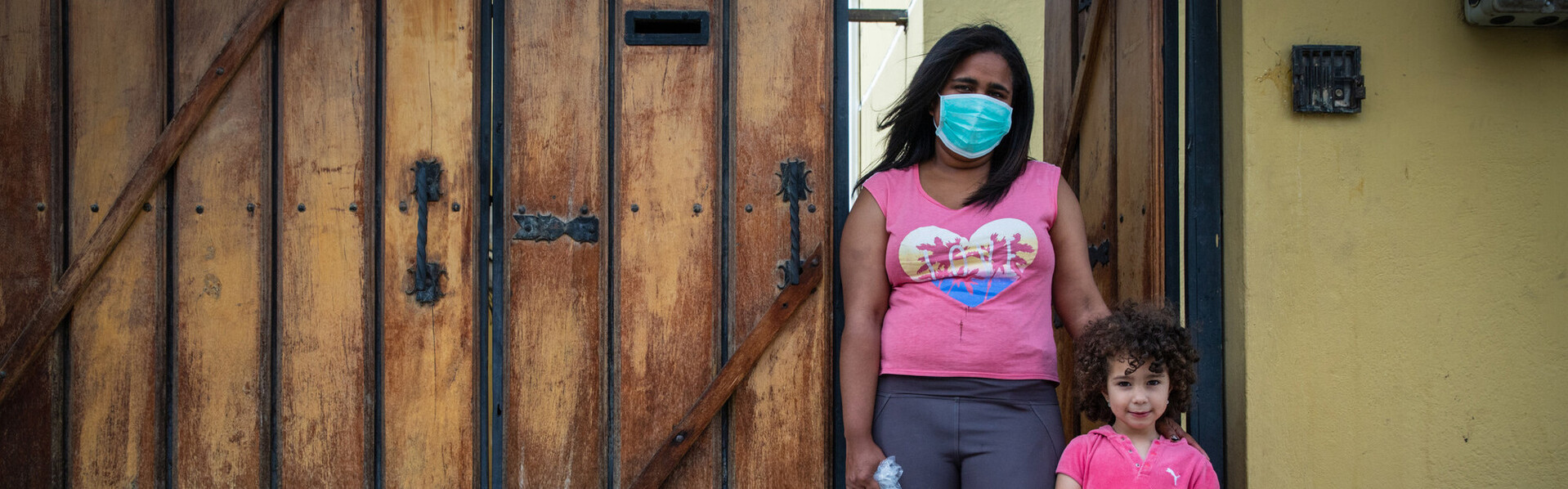 Frau und Mädchen in Ecuador, die Hilfe von World Vision erhalten haben 