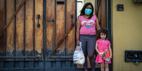 Frau und Mädchen in Ecuador, die Hilfe von World Vision erhalten haben 