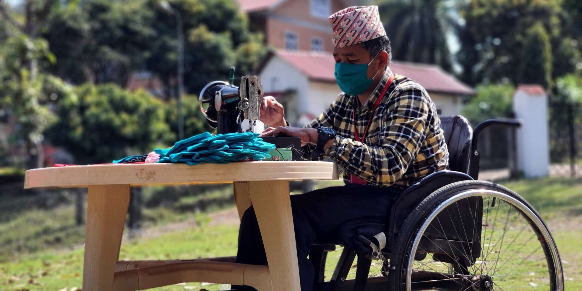 Helfer bei der Herstellung von Schutzmasken in Nepal Helfer bei der Herstellung von Schutzmasken in Nepal