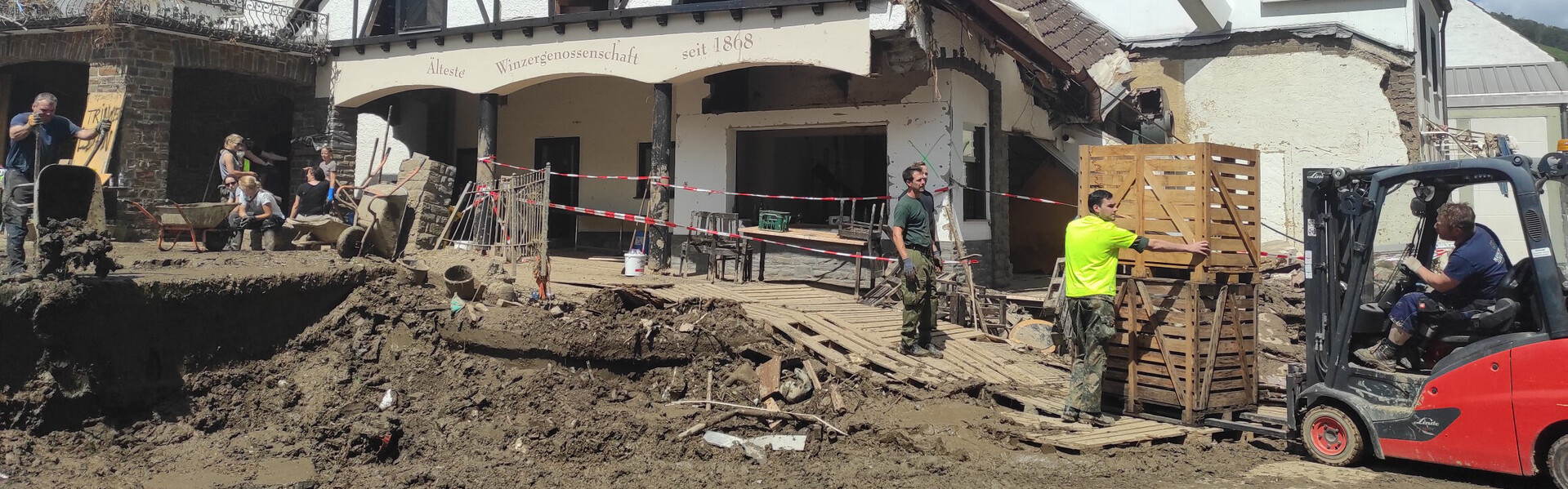 Aufräumarbeiten nach dem Hochwasser im Ahrtal