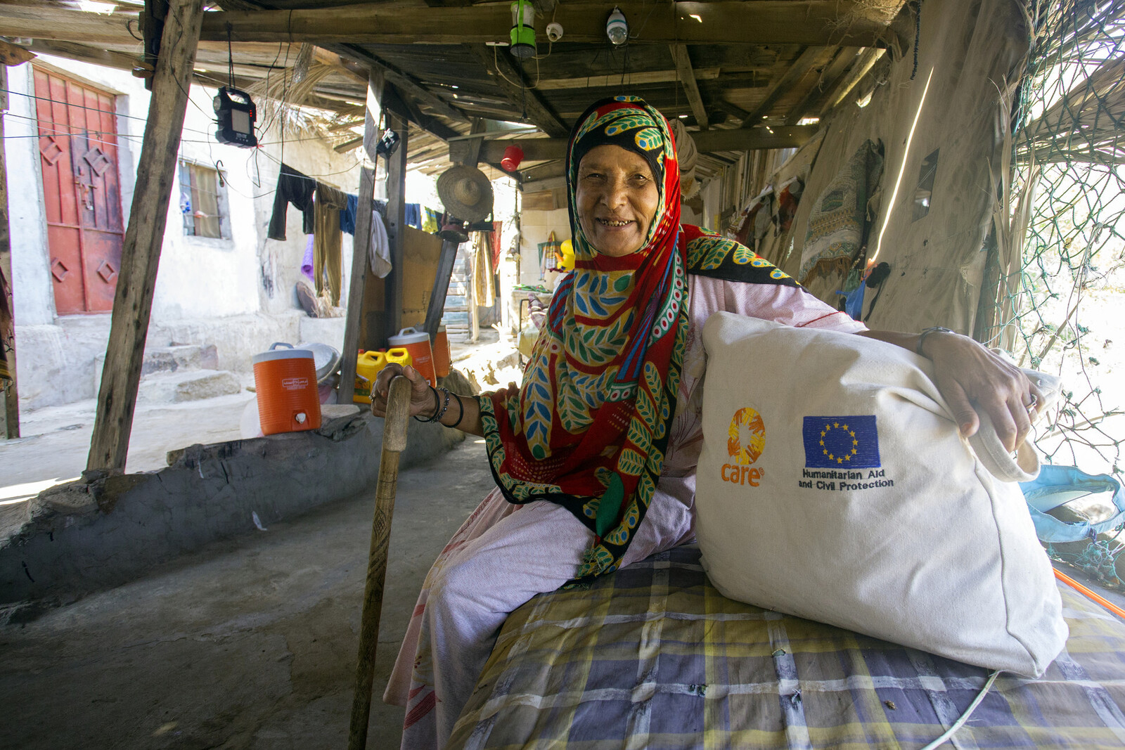 Eine Frau im Jemen hat Hilfsgüter erhalten