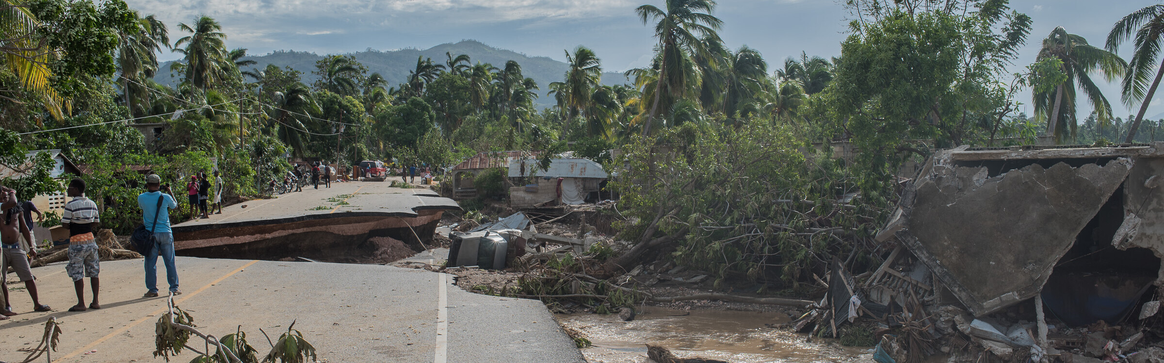 Die schweren Überschwemmungen aufgrund des Hurrikans Matthew in der Karibik haben Straßen, Brücken und Häuser zerstört.