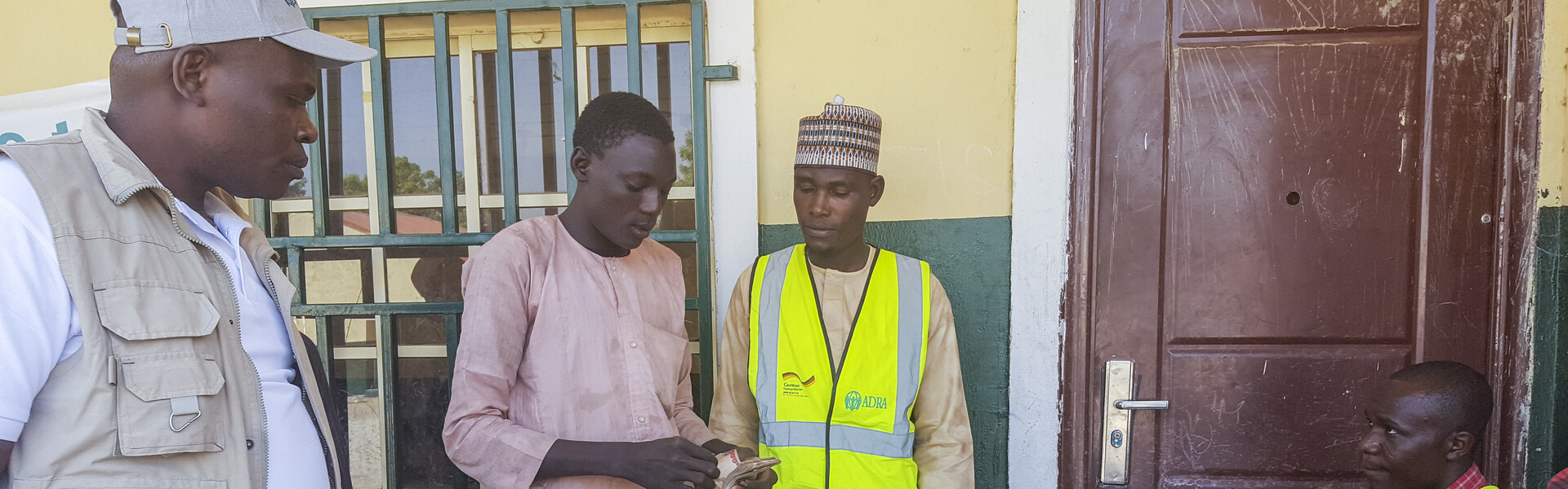 ADRA-Mitarbeiter helfen Binnenflüchtlingen in Nigeria.