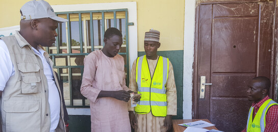 ADRA-Mitarbeiter helfen Binnenflüchtlingen in Nigeria.