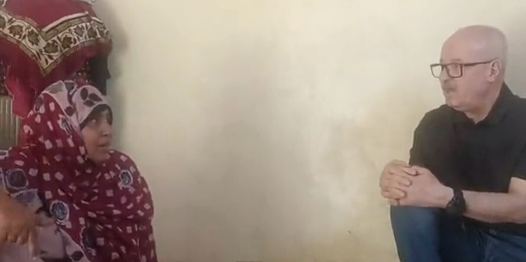 Abida erzählt einem Helfer im Jemen ihre bewegte Geschichte