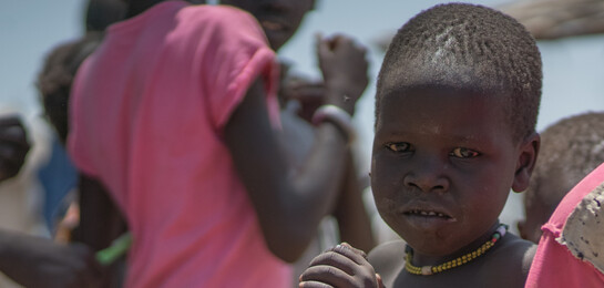 Im Südsudan steht ein Kind und leidet Hunger.