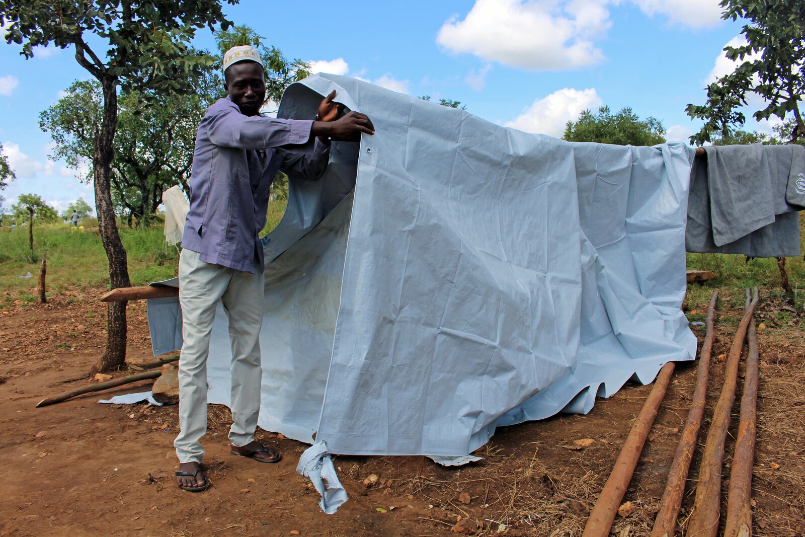 Ein Mann errichtet seine erste Unterkunft, nachdem er aus dem Südsudan geflohen ist