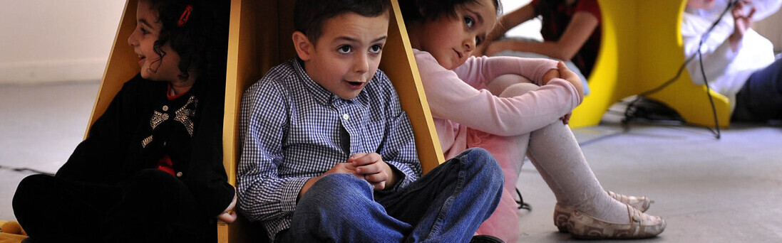 In gefährdeten Gebieten wie Georgien oder Indonesien lernen Kinder schon in der Schule, wie sie sich und andere schützen können, wenn die Erde bebt.
