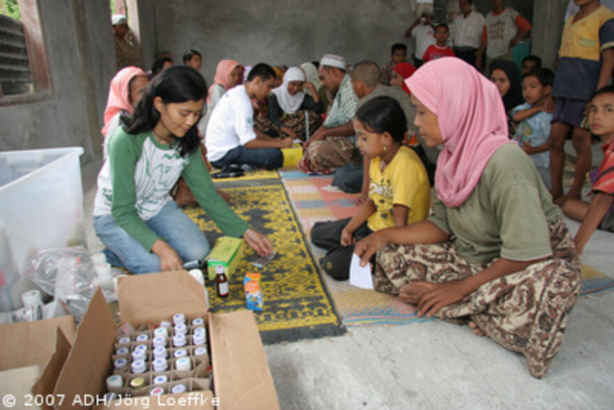 Tsunami-Hilfe Indonesien: Action Medeor Mitarbeiterin bei der Medikamentenausgabe in Pasc Aceh Village