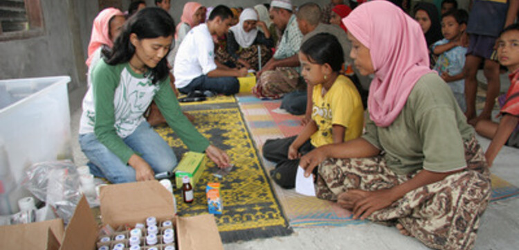 Tsunami-Hilfe Indonesien: Action Medeor Mitarbeiterin bei der Medikamentenausgabe in Pasc Aceh Village