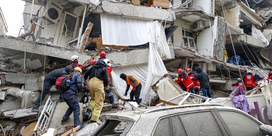 Nach dem schweren Erdbeben in der Türkei suchen Rettungskräfte in den Trümmern nach Überlebenden